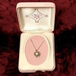 Vintage 70's Sweet 15" Mesh Gold Tone Rose Necklace with Pearl Accent in Box